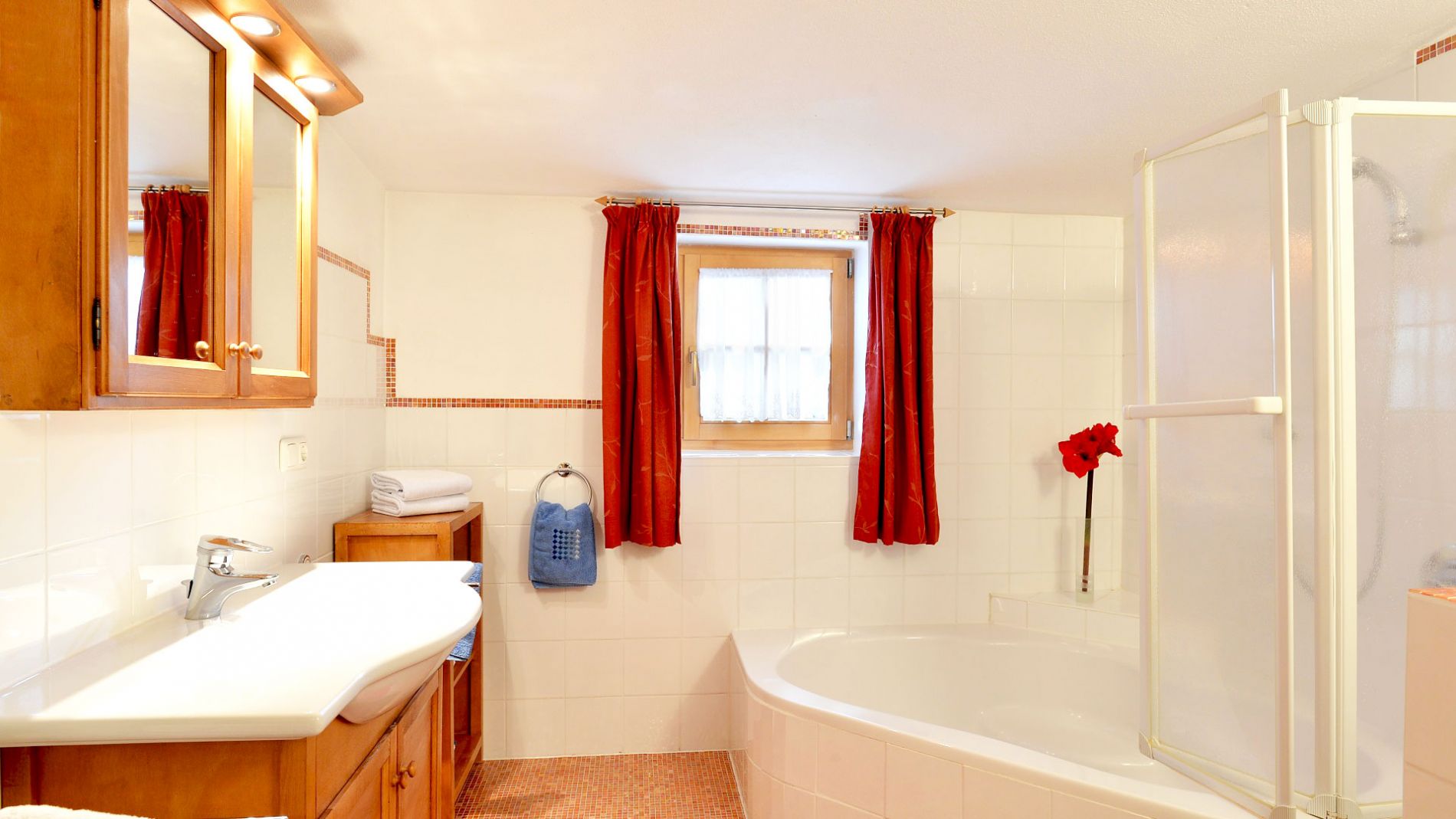 Großes Bad mit Badewanne